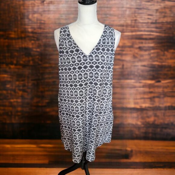 Old Navy Black & White Sleeveless Dress with Back Cut Out - in Size Large - Picture 1 of 4
